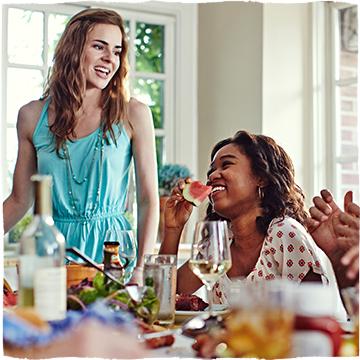 Rodina si vychutnává jídlo ve světlé místnosti