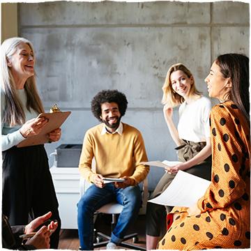 Skupina lidí se spolu smějí