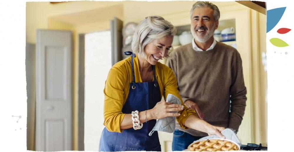 Muž pomáhá ženě při vaření v kuchyni