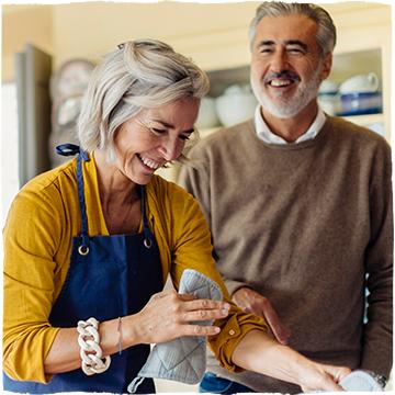 Muž pomáhá ženě v kuchyni