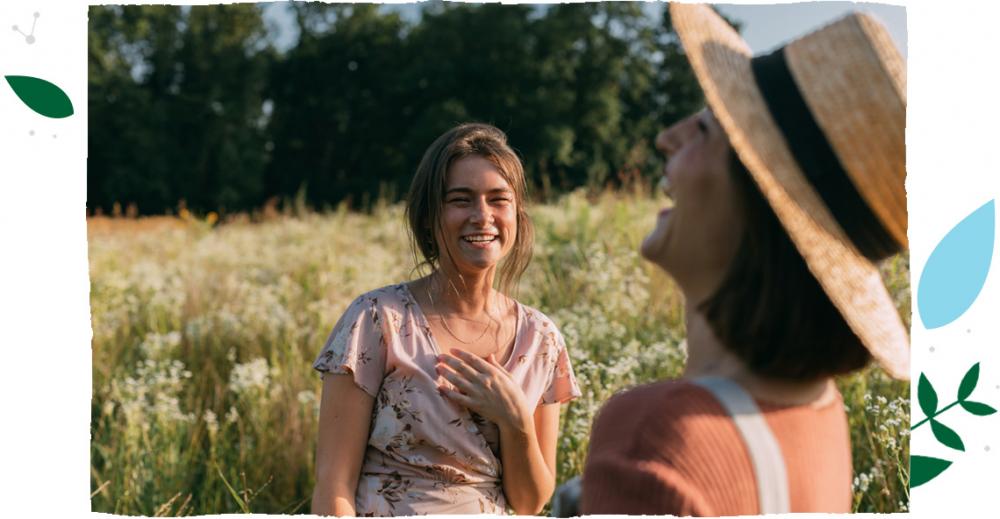 Dvě ženy se spolu smějí v přírodě
