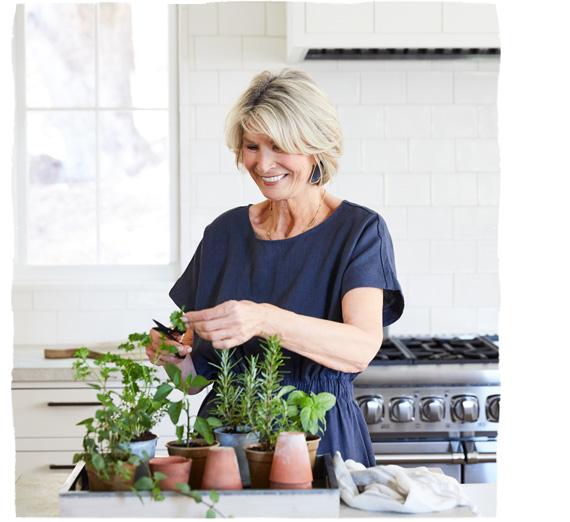 Žena se stará o bylinky v kuchyni