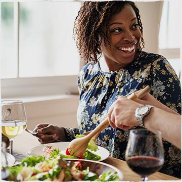 Ženy se usmívají při jídle