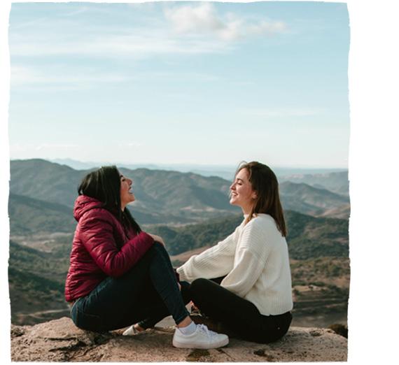 Dvě dívky si užívají pobyt v horách