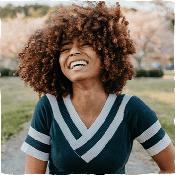 Šťastně usměvavá mladá žena