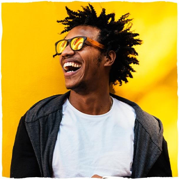 Muž ve slunečních brýlích se směje