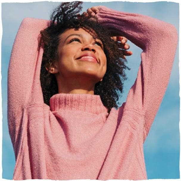 Žena v růžovém svetru