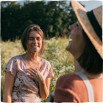 Přátelé se spolu smějí v terénu