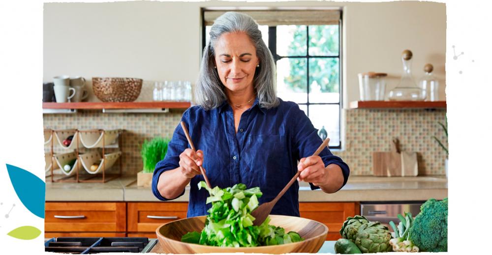 Žena připravuje jídlo v kuchyni