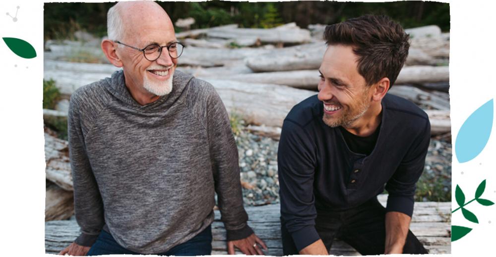 Dva muži se spolu smějí