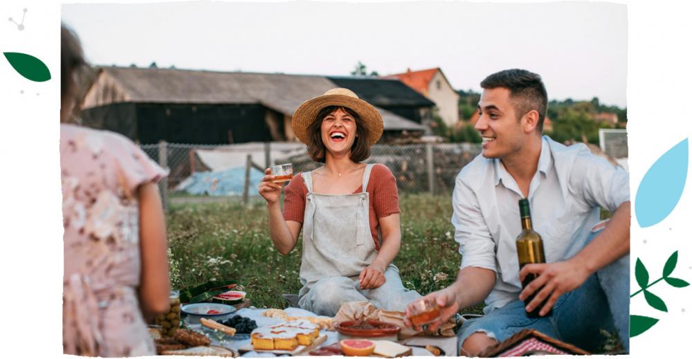 Pár má piknik v trávě a užívá si společného času
