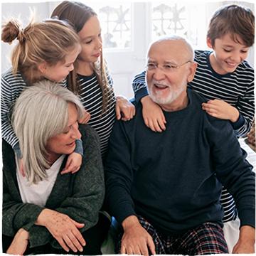 Pár seniorů s vnoučaty