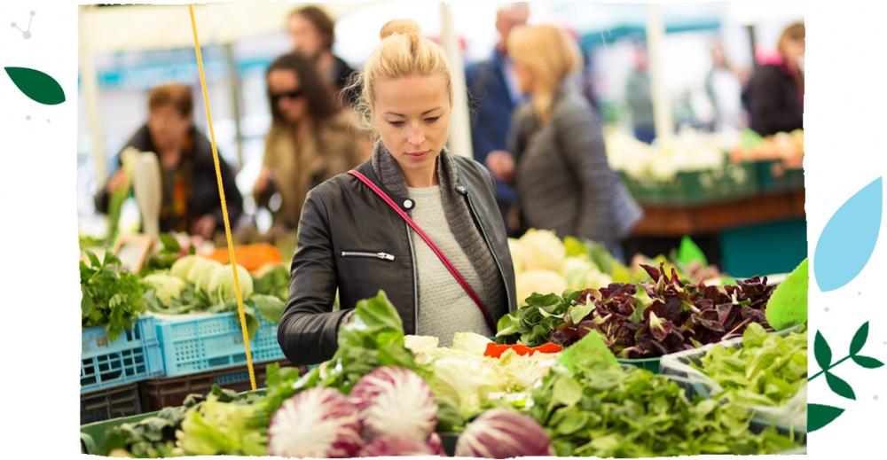 Blondýnka si při nakupování vybírá z různých druhů salátů
