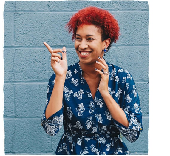 Usměvavá dívka se zrzavými vlasy