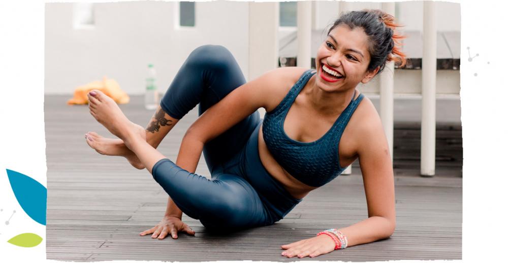 Žena cvičí na terase jógu