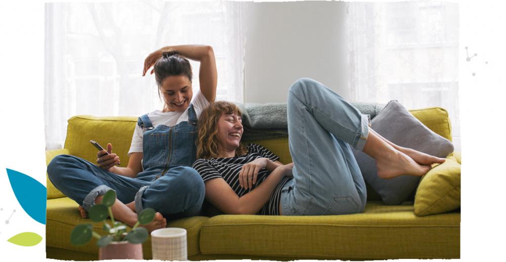 Dvě dívky ležící na pohovce